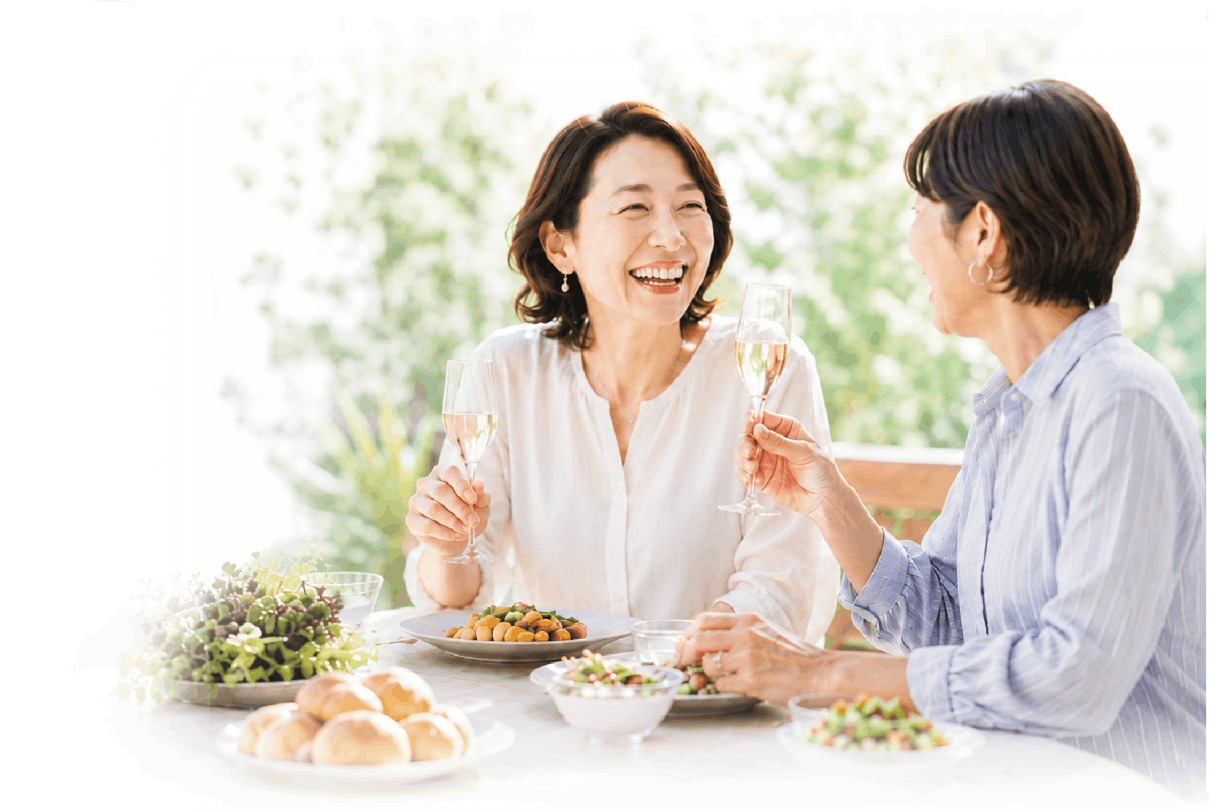 食事する二人の女性