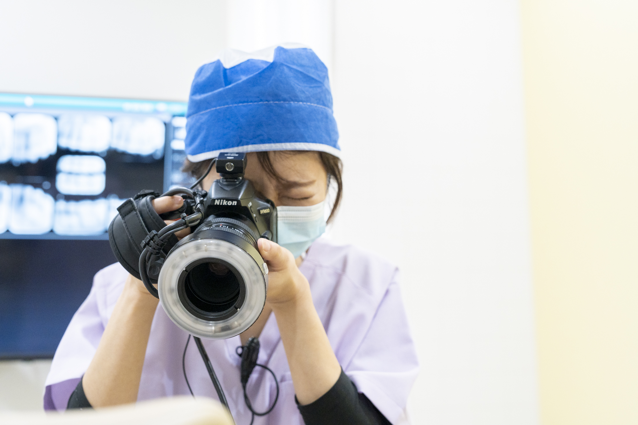 口腔内写真を撮影する歯科衛生士